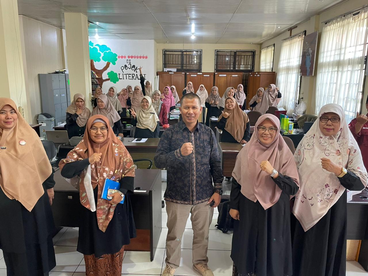 Workshop Guru SMAN 2 Sumbar: Kupas Tuntas Peran Guru dalam Meningkatkan Rapor Pendidikan Foto bersama narasumber workshop guru dalam perencanaan berbasis data, Ihsan Wijaya, S.Pd., M.M. fasilitator perencanaan berbasis data (PBD) Kementerian Pendidikan dan Kebudayaan 2024. f/doc