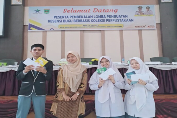 Lulus ke Tahap Final, Tiga Orang Siswa Smandasum Ikuti Pembekalan Resensi Buku di Dinas Perpustakaan Sumbar