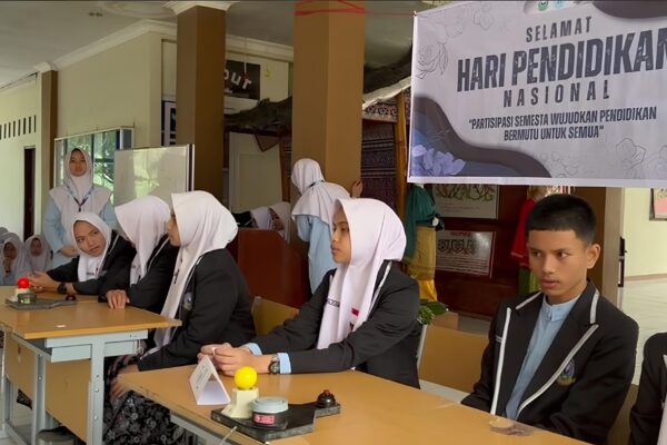 Berbagai Lomba Edukatif Meriahkan Hardiknas di Smandasum